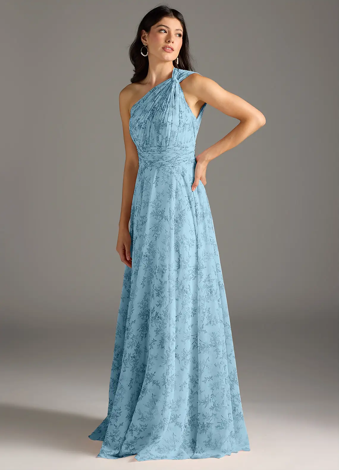 Elegante lange damesjurk met asymmetrische halslijn en bloemendessin