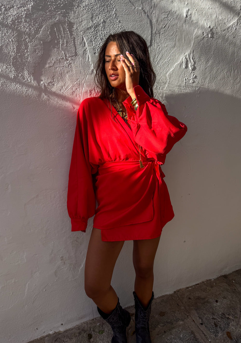 Elegante mini overslagjurk met lange mouwen en moderne uitstraling