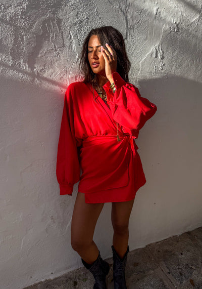 Elegante mini overslagjurk met lange mouwen en moderne uitstraling