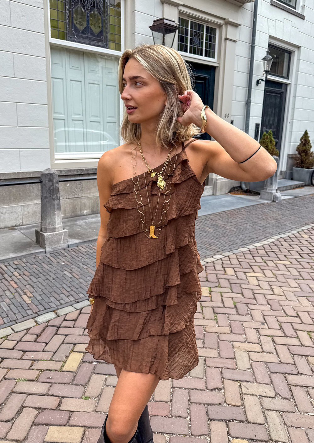 Zomerse mini jurk met ruches en asymmetrische schouderband