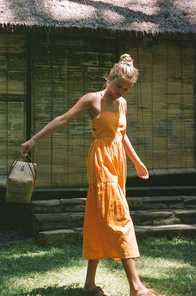 Delicate zomer midi jurk met dunne spaghettibandjes