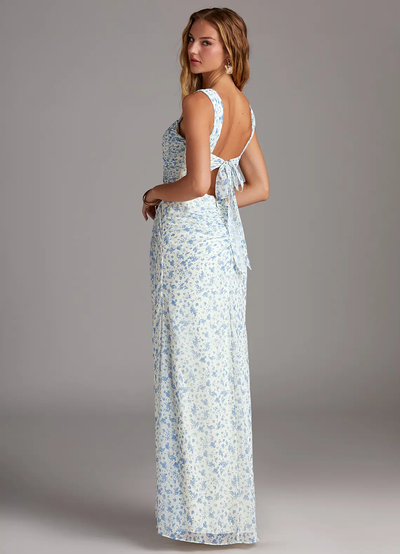 Elegante maxi jurk met vierkante halslijn en bladerenprint