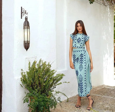 Tweedelige set met mouwloze top en zwierige rok met print