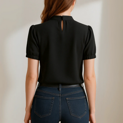 Stijlvolle damesblouse met opstaande kraag en korte mouwen met split