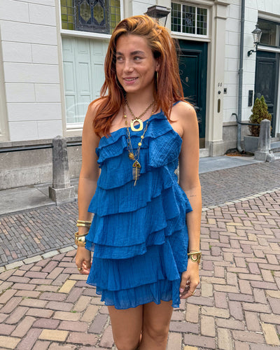 Zomerse mini jurk met ruches en asymmetrische schouderband