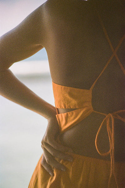 Delicate zomer midi jurk met dunne spaghettibandjes