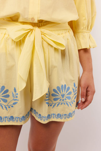 Korte elegante zomershort met bijpassende riem