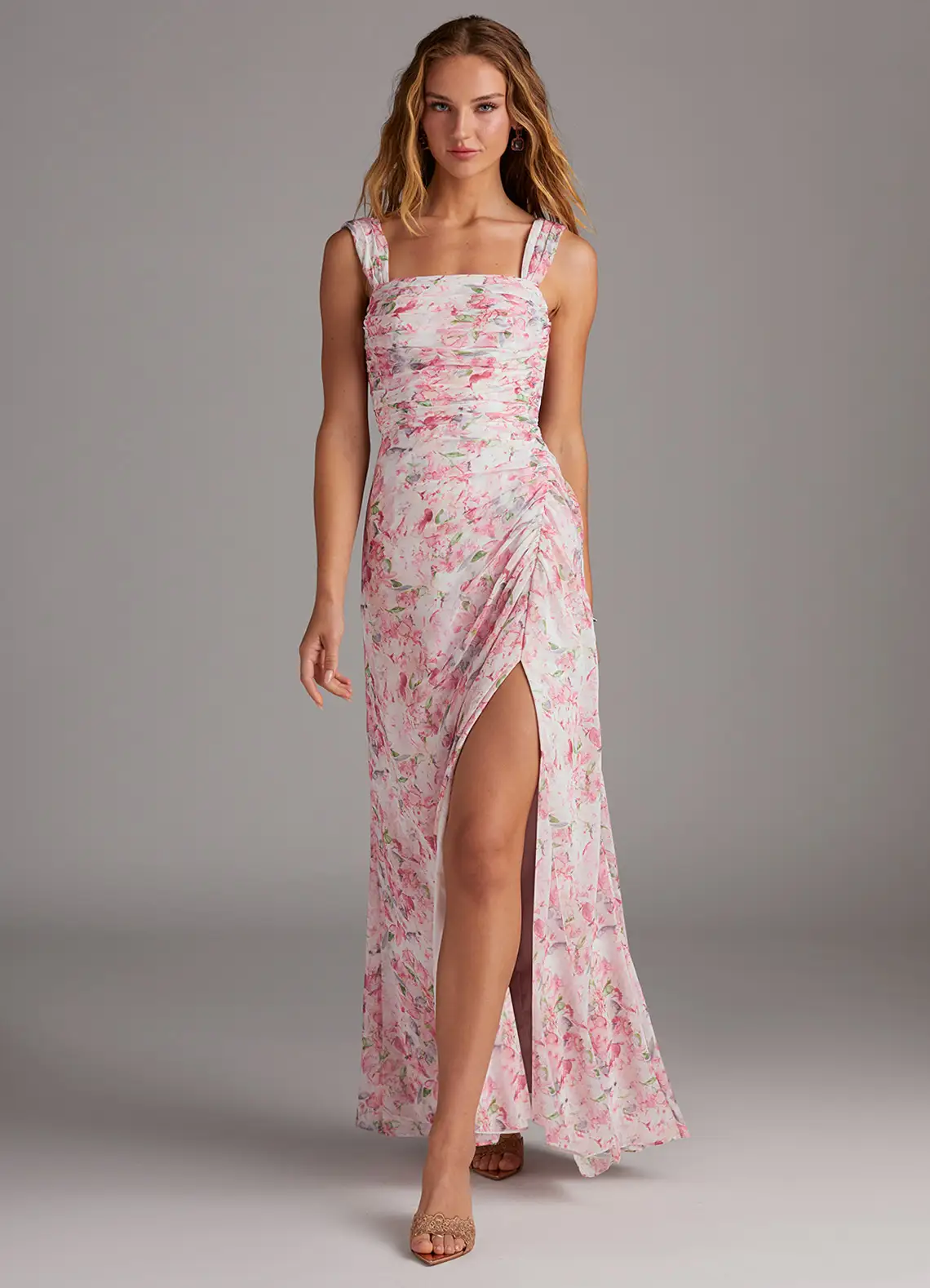 Elegante maxi jurk met vierkante halslijn en bladerenprint