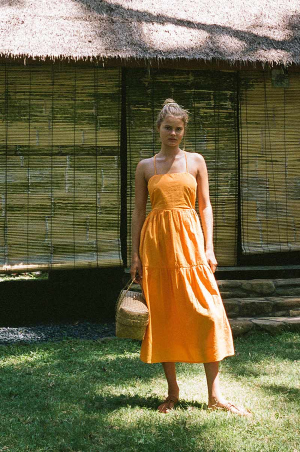 Delicate zomer midi jurk met dunne spaghettibandjes