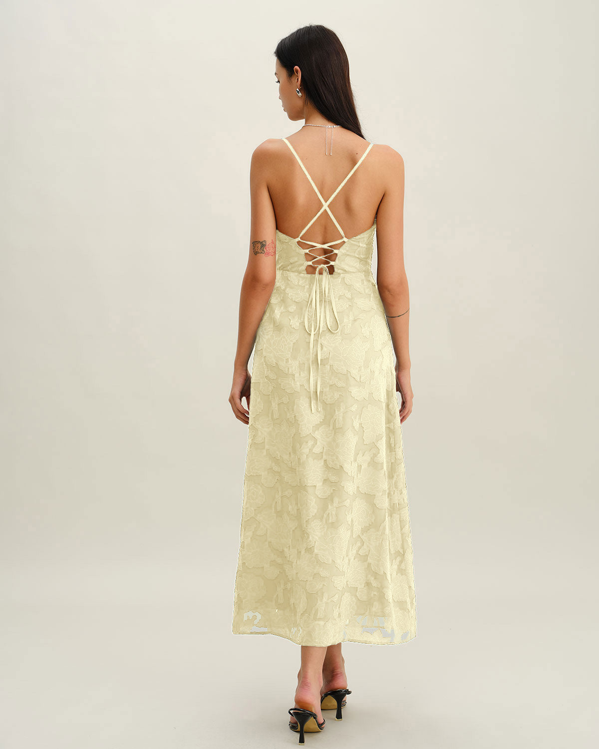 Maxi jurk met spaghettibandjes en elegante slip stijl