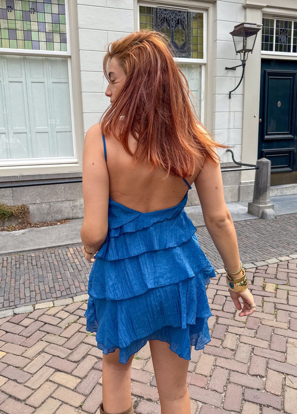 Zomerse mini jurk met ruches en asymmetrische schouderband