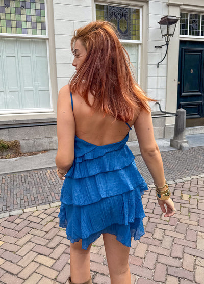 Zomerse mini jurk met ruches en asymmetrische schouderband