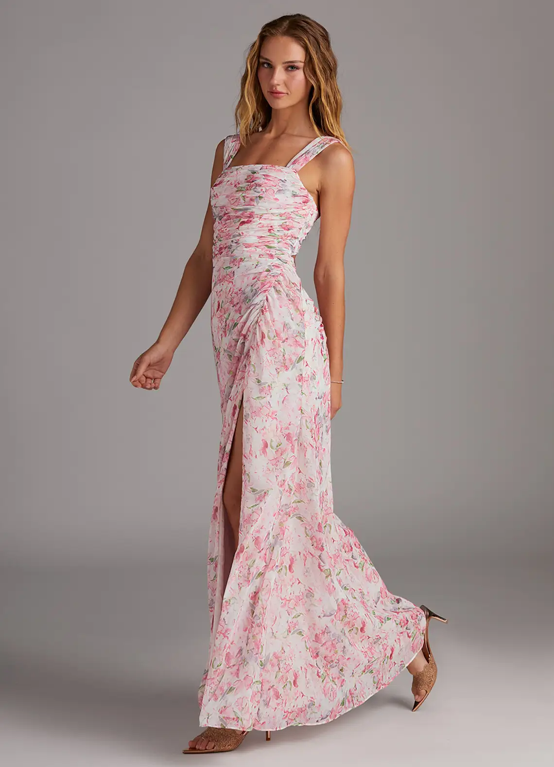 Elegante maxi jurk met vierkante halslijn en bladerenprint