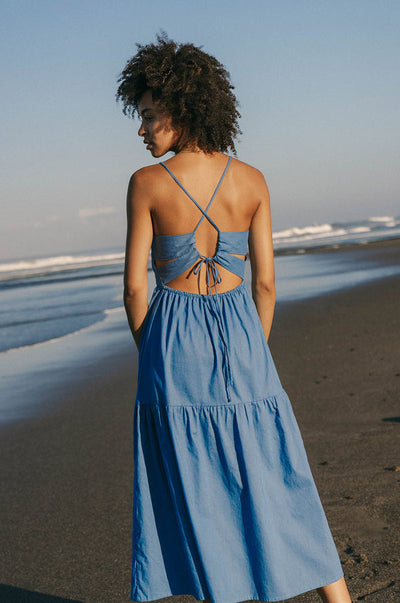 Delicate zomer midi jurk met dunne spaghettibandjes