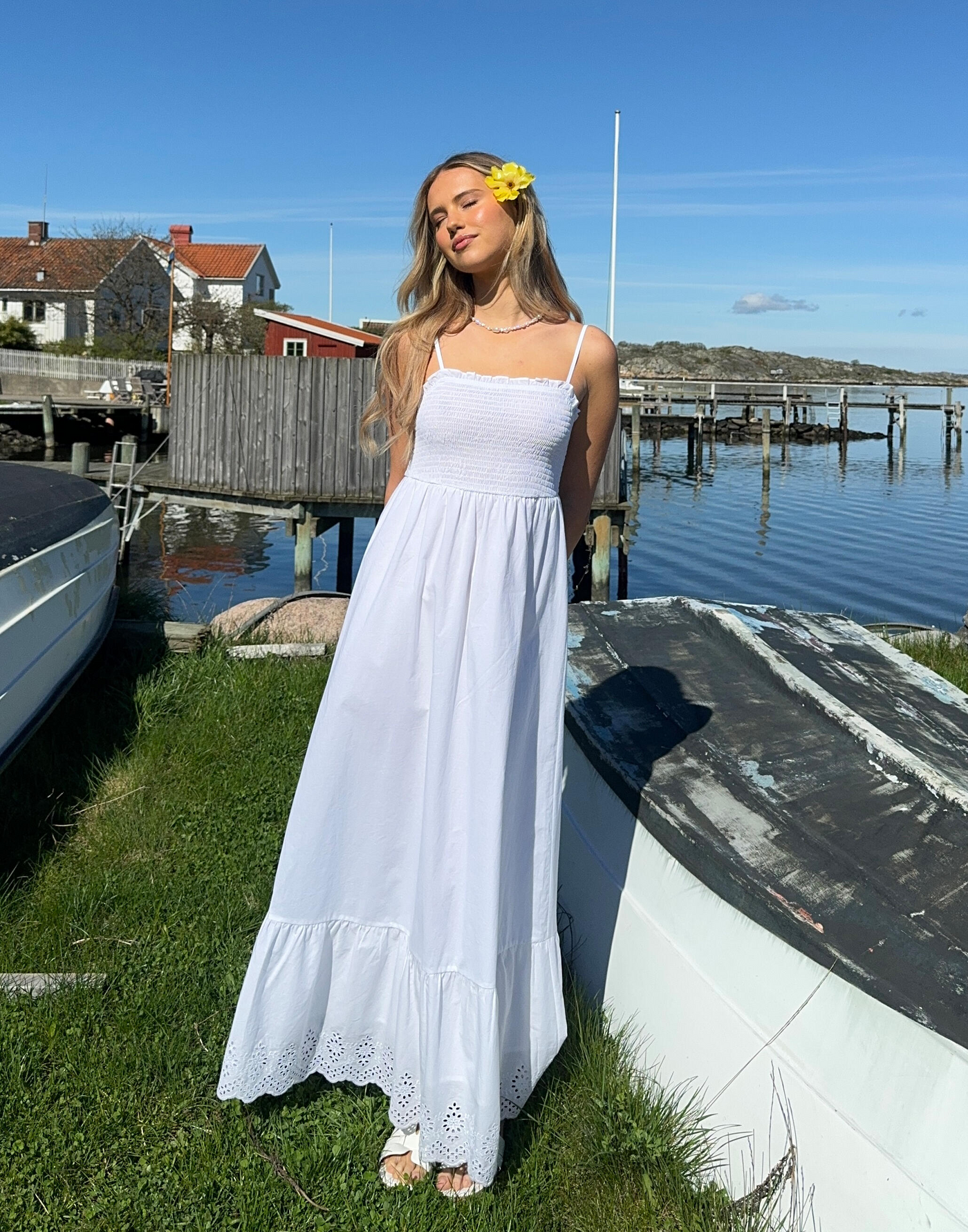 Lange damesjurk met smalle bandjes voor een casual zomerstijl