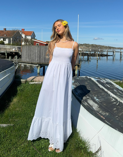 Lange damesjurk met smalle bandjes voor een casual zomerstijl