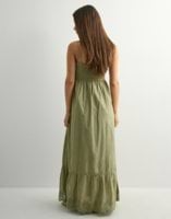 Lange damesjurk met smalle bandjes voor een casual zomerstijl