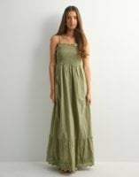 Lange damesjurk met smalle bandjes voor een casual zomerstijl