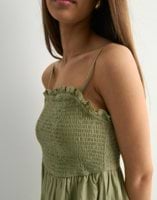 Lange damesjurk met smalle bandjes voor een casual zomerstijl