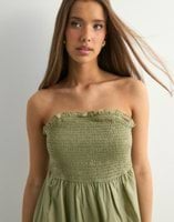 Lange damesjurk met smalle bandjes voor een casual zomerstijl
