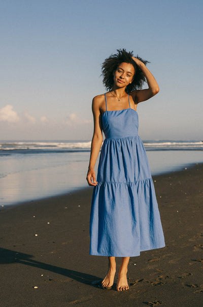Delicate zomer midi jurk met dunne spaghettibandjes