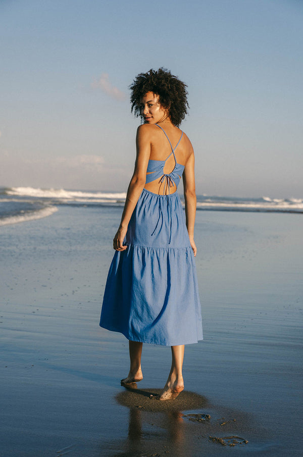 Delicate zomer midi jurk met dunne spaghettibandjes