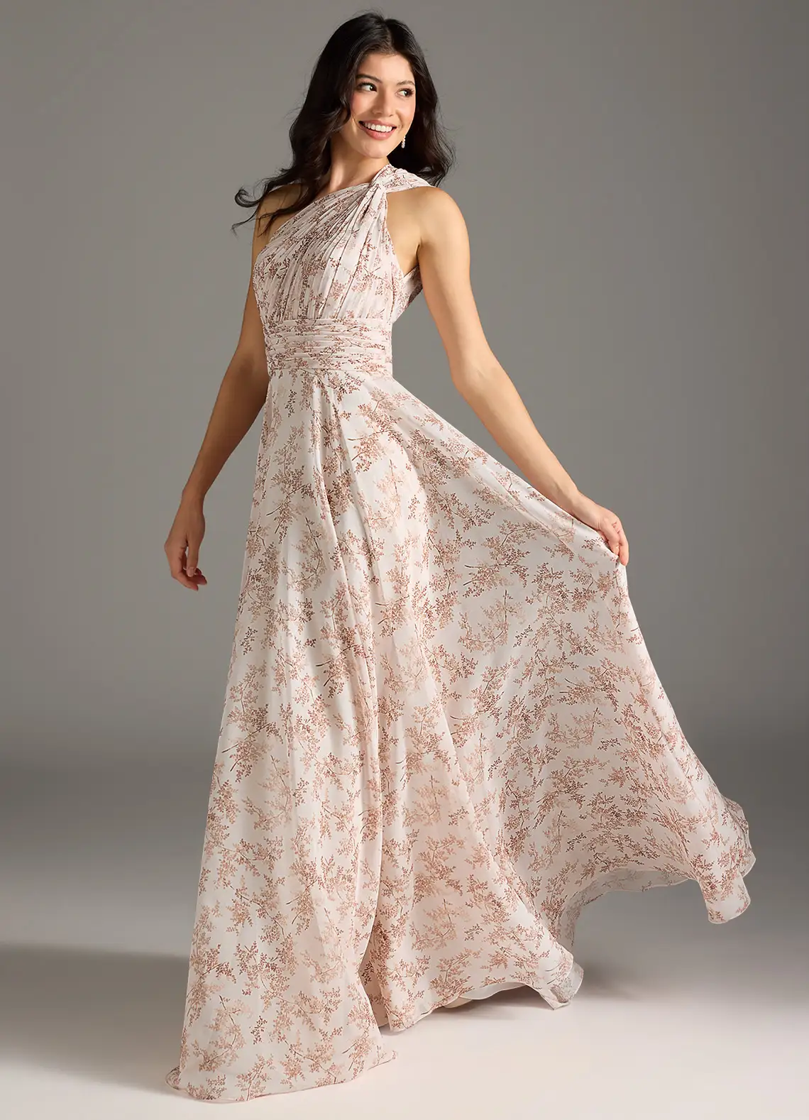 Elegante lange damesjurk met asymmetrische halslijn en bloemendessin