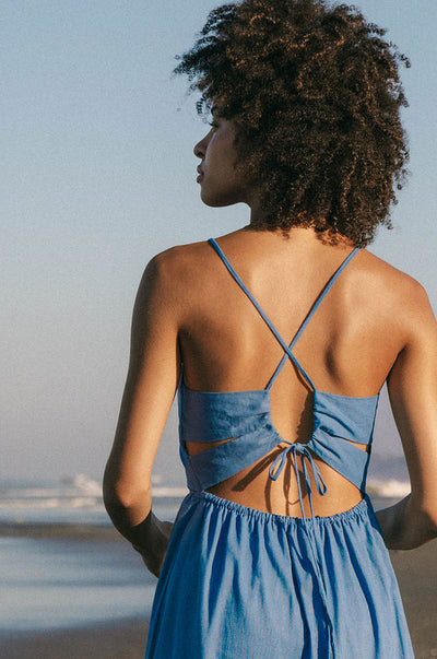 Delicate zomer midi jurk met dunne spaghettibandjes