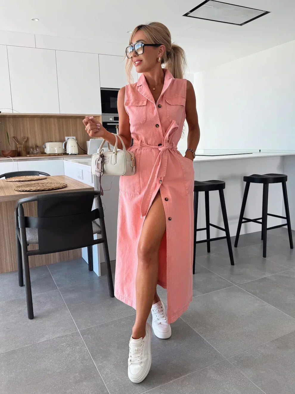Mouwloze maxi jurk met knopen in moderne stijlvolle uitvoering voor dames