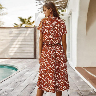 Elegante midi jurk met stippenprint en korte mouwen