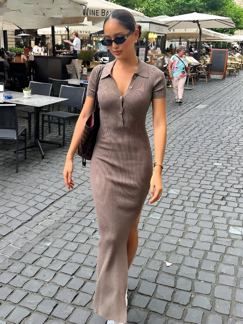 Lange damesjurk met kraag en knopen voor een elegante uitstraling