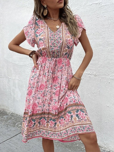 Bohemian zomerjurk met bloemenprint en korte mouwen in A-lijn midi model met V-hals