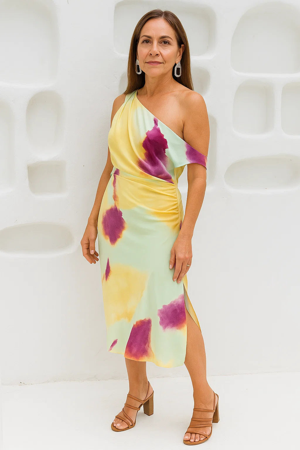 Elegante midi jurk met asymmetrische halslijn en moderne uitstraling
