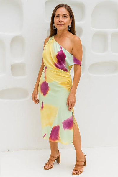 Elegante midi jurk met asymmetrische halslijn en moderne uitstraling