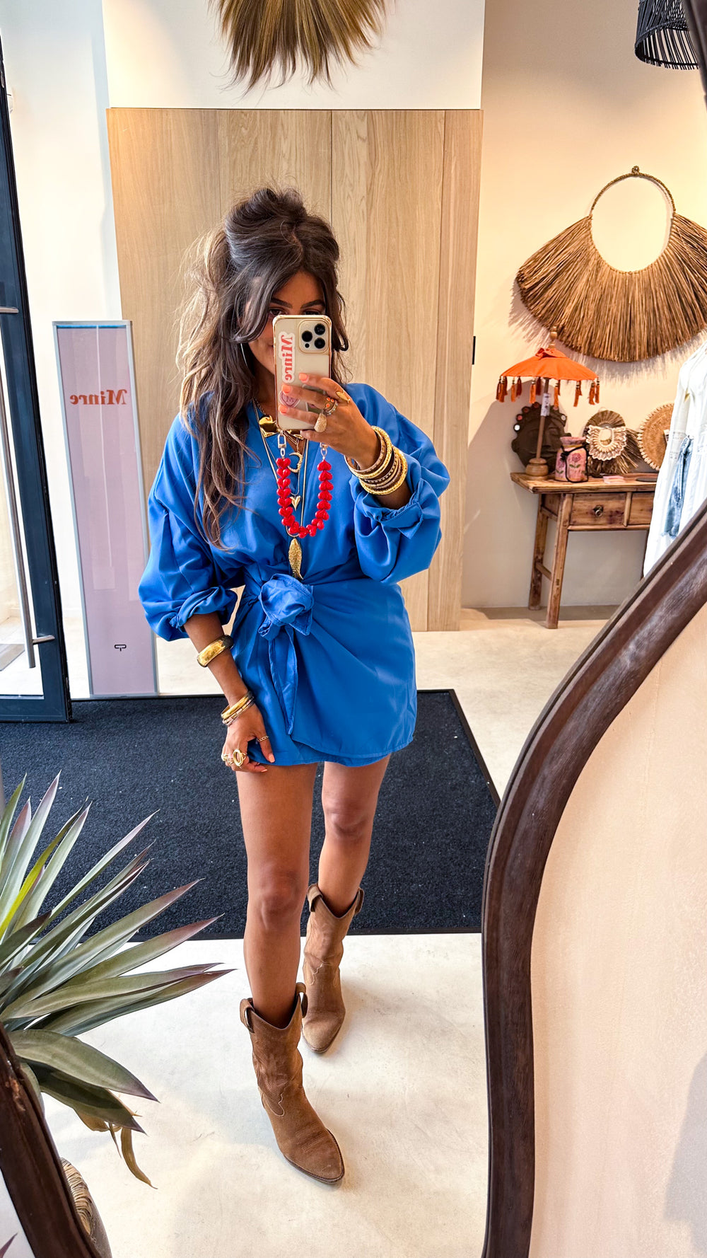 Elegante mini overslagjurk met lange mouwen en moderne uitstraling