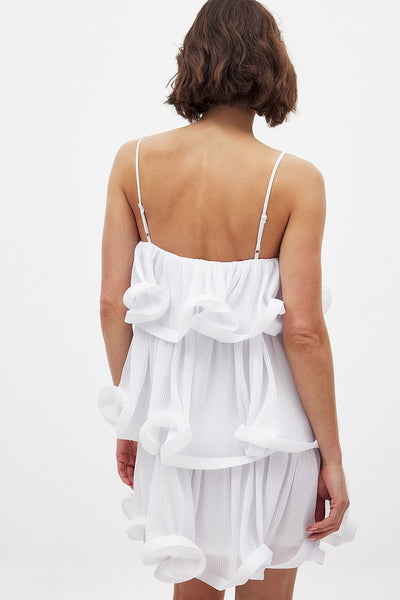 Korte damesjurk met print en volantdetails op smalle bandjes