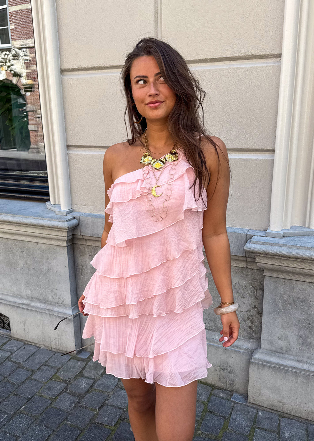 Zomerse mini jurk met ruches en asymmetrische schouderband