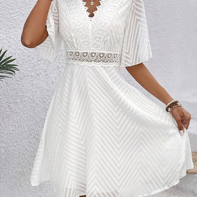 Elegante korte zomerjurk met V-hals en verfijnde details voor feestelijke gelegenheden