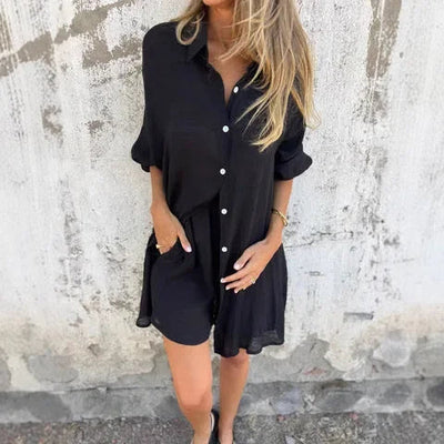 Tweedelige zomerset met korte broek en blouse met knopen