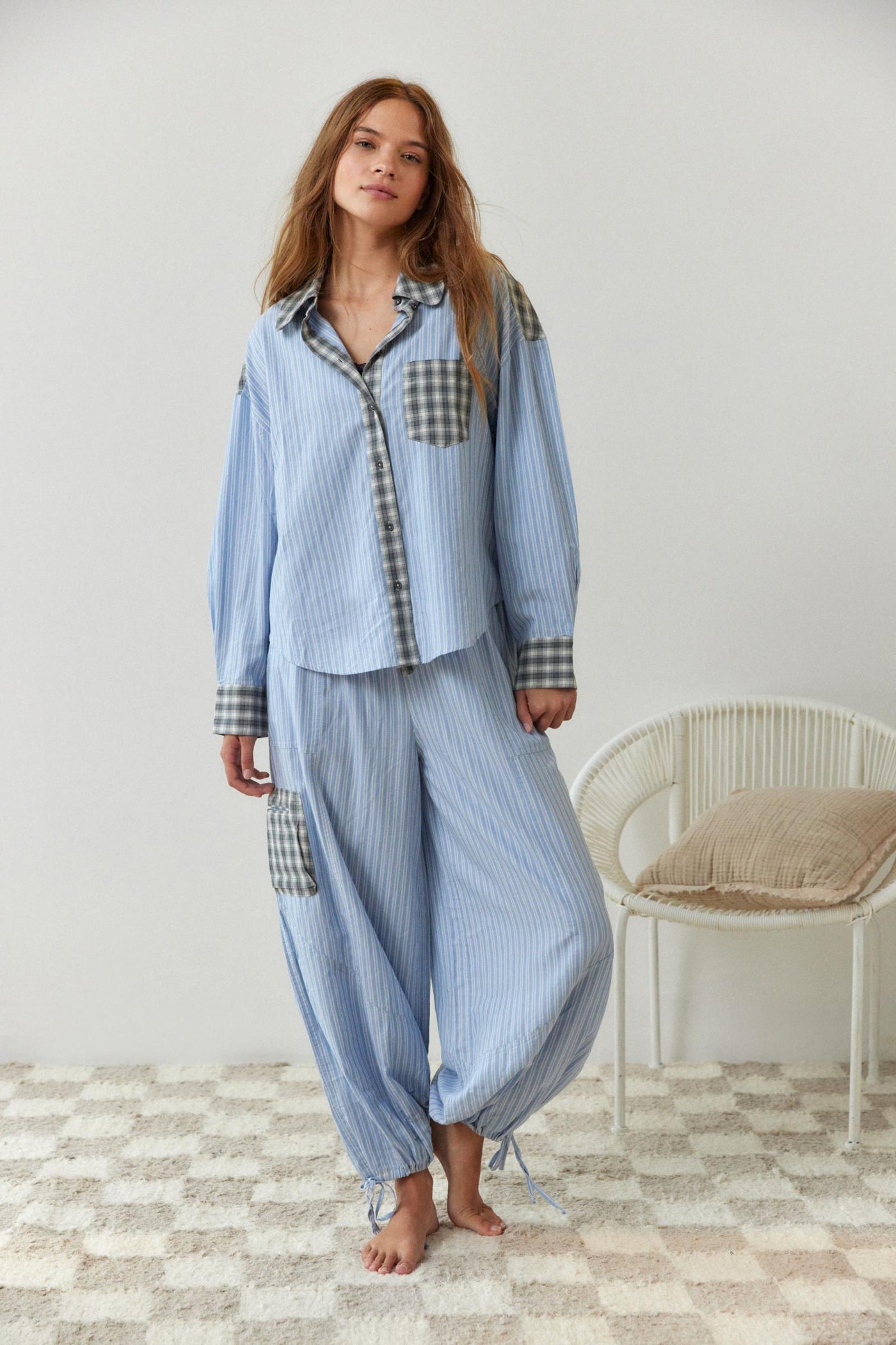 Los damespyjamaset met doorknoopshirt en wijde broek