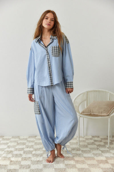 Los damespyjamaset met doorknoopshirt en wijde broek
