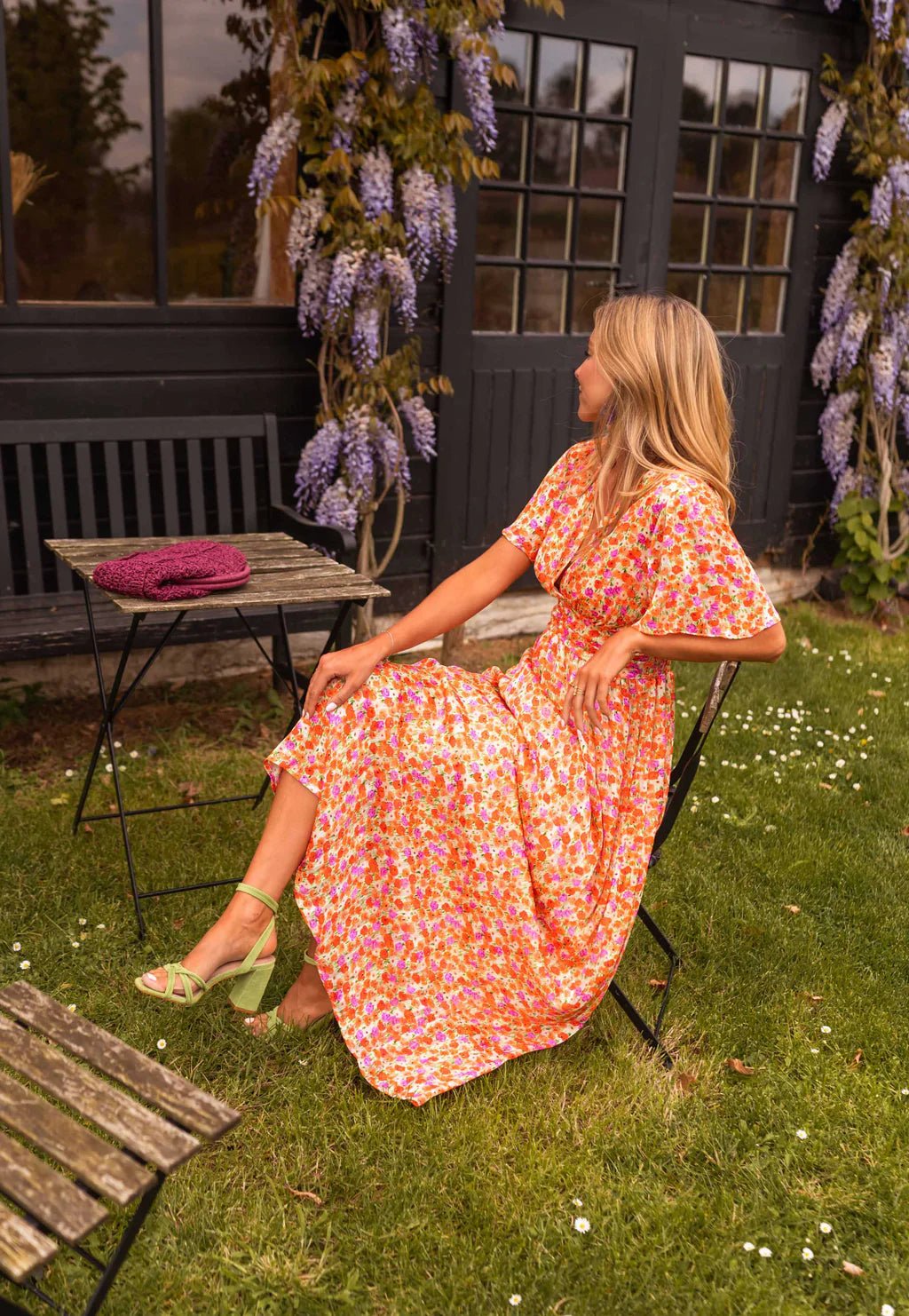 Zomerse maxi jurk met bloemen en korte mouwtjes