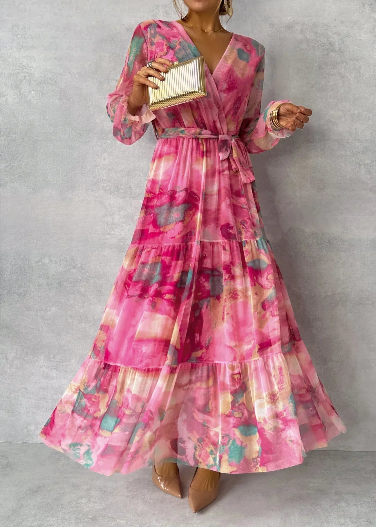 Vrouwelijke maxi overslagjurk met bloemenprint en lange mouwen