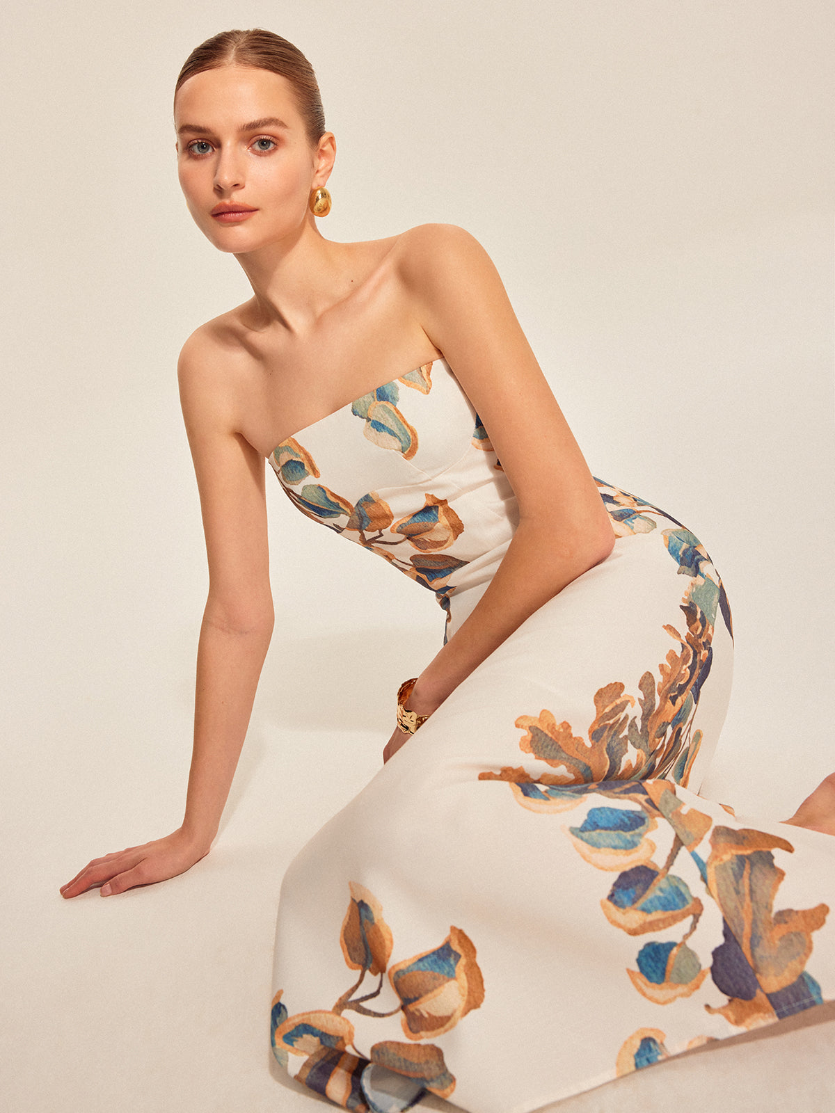 Elegante strapless jurk met bloemenmotief en verfijnde uitstraling