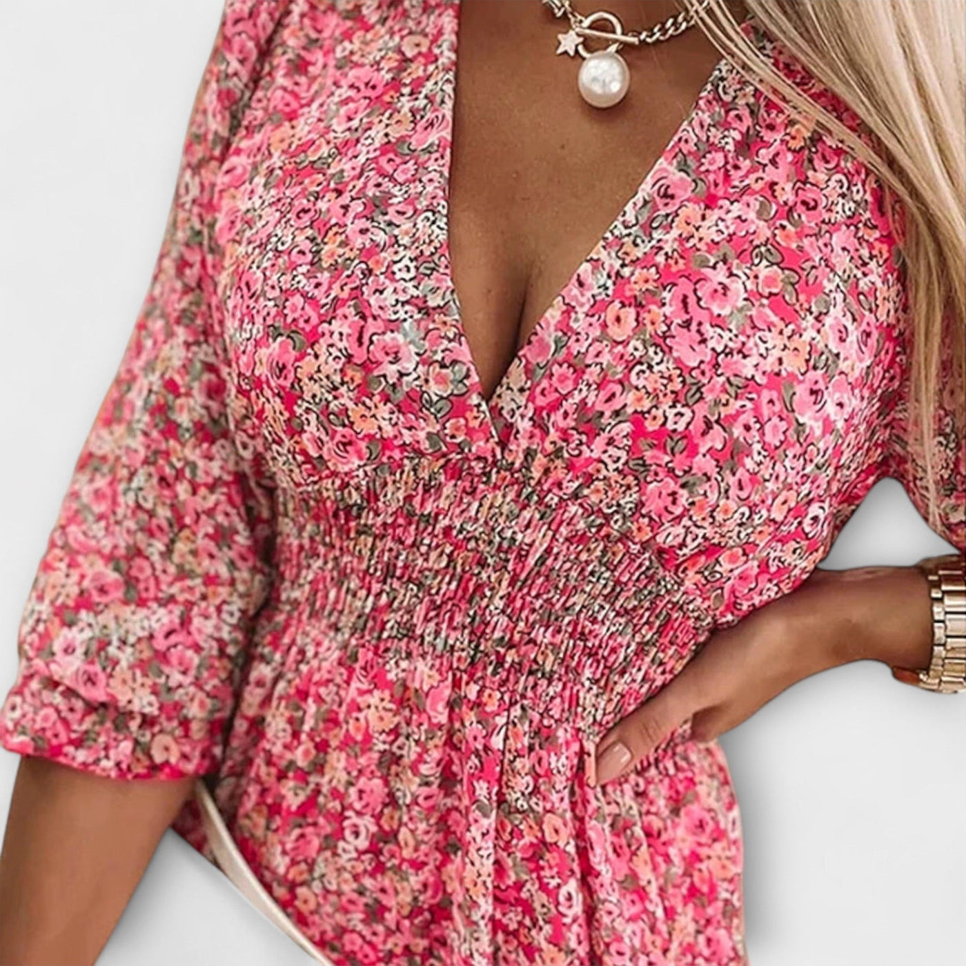 Gebloemde damesjurk met pofmouwen voor een romantische en speelse zomerse look