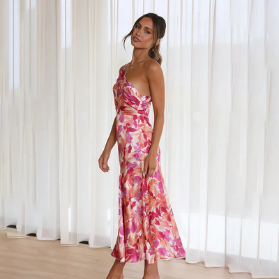 Zomerse midi jurk met bloemenmotief en asymmetrische schouderband