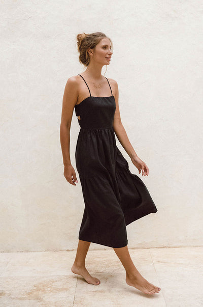 Delicate zomer midi jurk met dunne spaghettibandjes