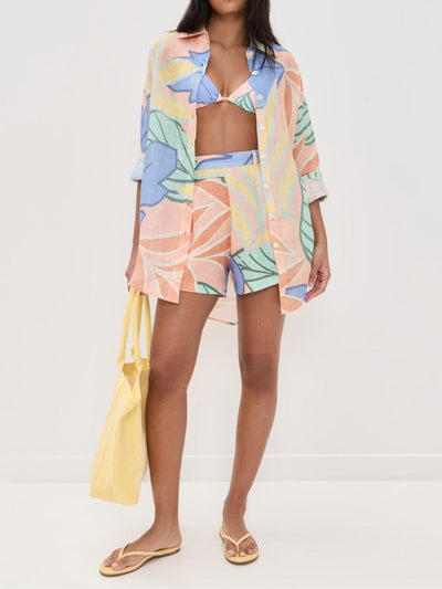 Zomerset voor dames met korte broek en blouse met tropische bladerenprint