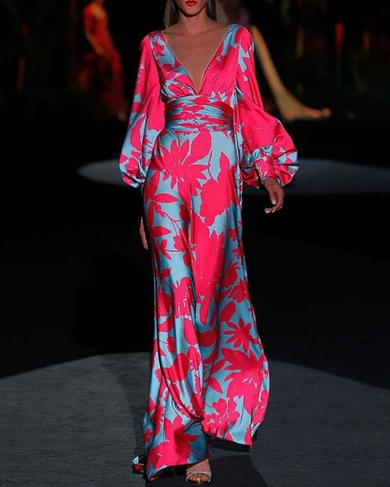Elegante maxi jurk met diepe halslijn en lange mouwen