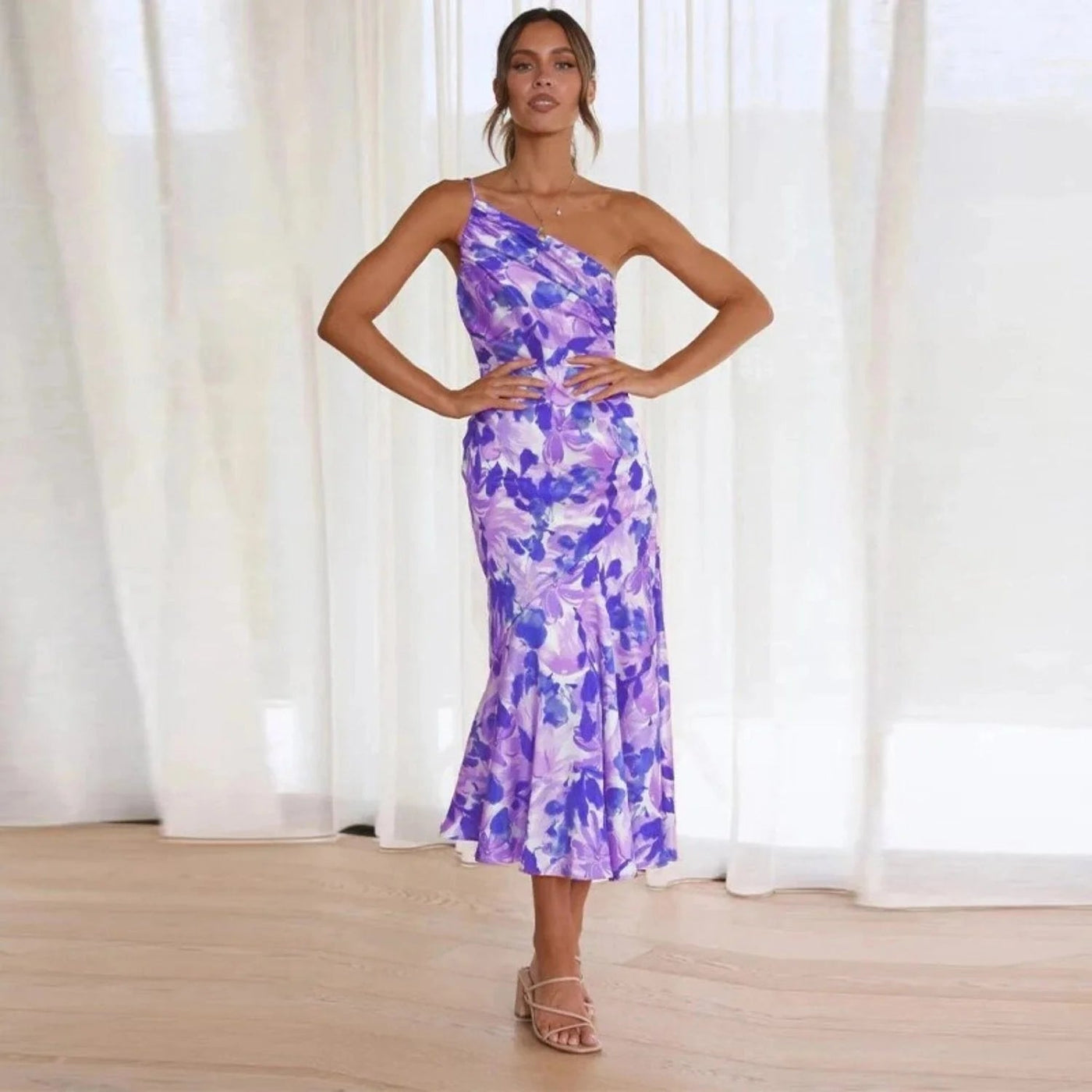 Zomerse midi jurk met bloemenmotief en asymmetrische schouderband